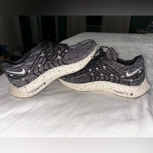 Woman’s Nike Pegasus Size 7